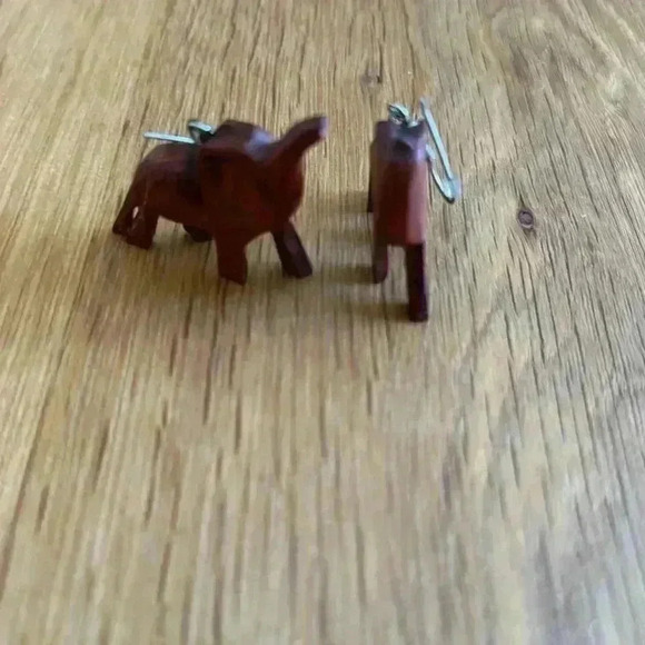 Vintage wooden elephant earrings - Picture 2 of 2